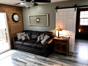 Ruang duduk di Peaceful Cabin Getaway Overlooking a Winery in Weston, West Virginia