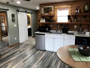 Dapur atau dapur kecil di Peaceful Cabin Getaway Overlooking a Winery in Weston, West Virginia +10 gambar