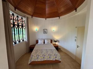 Ένα ή περισσότερα κρεβάτια σε δωμάτιο στο La Becasse by SOV +24 φωτογραφίες