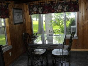 ein Esszimmer mit Tisch und Stühlen und einem Fenster in der Unterkunft Rustic Waterfront Cottage Rental on the Guadalupe River in Texas in Schumannsville + 14 Fotos