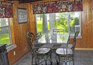 ein Esszimmer mit Tisch und Stühlen in der Unterkunft Rustic Waterfront Cottage Rental on the Guadalupe River in Texas in Schumannsville