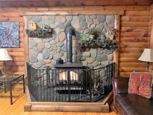 Φωτογραφία από το άλμπουμ του Log Cabin with a Hot Tub in Ellicottville, For Magical Glamping Escapes in New York σε Eddyville