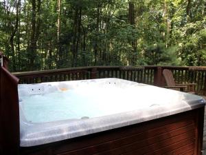 Φωτογραφία από το άλμπουμ του Log Cabin with a Hot Tub in Ellicottville, For Magical Glamping Escapes in New York σε Eddyville