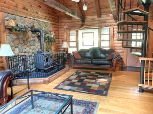 Χώρος καθιστικού στο Log Cabin with a Hot Tub in Ellicottville, For Magical Glamping Escapes in New York +25 φωτογραφίες
