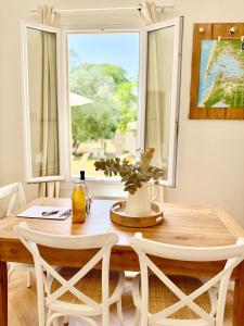 リブルヌにあるEchoppe rénovée 85m2 - terrasse & Jardinの椅子2脚と窓のあるダイニングテーブル