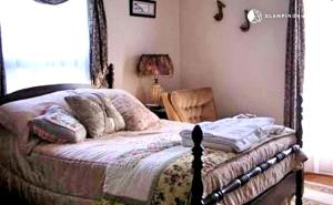 Postel nebo postele na pokoji v ubytování Cozy Pet-Friendly Bed and Breakfast for a Getaway in Townsend, Georgia