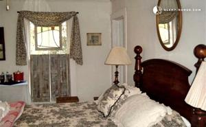 Postel nebo postele na pokoji v ubytování Cozy Pet-Friendly Bed and Breakfast for a Getaway in Townsend, Georgia
