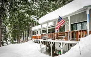 Large Cabin Rental with Mountain Views Overlooking Lake Wenatchee, Washington semasa musim sejuk