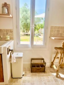 リブルヌにあるEchoppe rénovée 85m2 - terrasse & Jardinの洗面台と窓のあるバスルーム