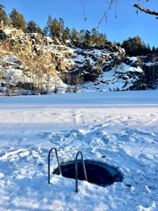 Un objeto metálico en la nieve de un campo. en Luxury Dome with Ski-In/Ski-Out Access in Pori for a Holiday in Finland, en Pori