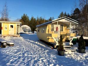 Una pequeña casa y un invernadero en la nieve en Luxury Dome with Ski-In/Ski-Out Access in Pori for a Holiday in Finland, en Pori