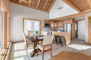 Una cocina con una mesa y sillas en una habitación. en Spa Pool table Mountain view - Martine-54, en Petite-Rivière-Saint-François 33 fotos más