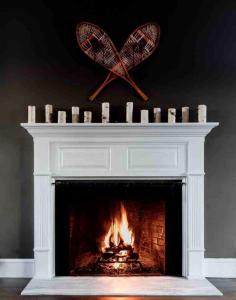 un camino con due farfalle di legno sopra di Gorgeous Green Mountain Retreat for a Family Vacation in Vermont a Mount Holly