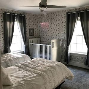 una camera da letto con due letti e un ventilatore a soffitto di Gorgeous Green Mountain Retreat for a Family Vacation in Vermont a Mount Holly