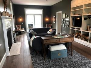 ein Wohnzimmer mit Sofa und Tisch in der Unterkunft Gorgeous Green Mountain Retreat for a Family Vacation in Vermont in Mount Holly