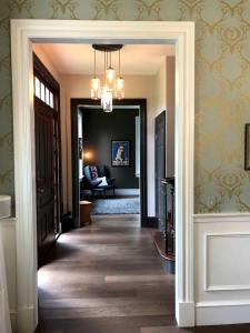corridoio con corridoio che conduce al soggiorno di Gorgeous Green Mountain Retreat for a Family Vacation in Vermont a Mount Holly Altre 26 foto