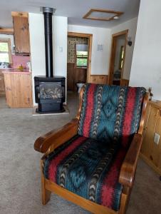 - un salon avec un canapé et une cuisinière dans l'établissement Quaint Lakeside Cabin for a Peaceful Family Getaway Surrounded by Nature by Province Lake in New Hampshire, à Ossipee