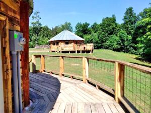 Fotografie z fotogalerie ubytování Unique Rustic Yurt Rental for a Peaceful Retreat near Huntington, West Virginia v destinaci Genoa