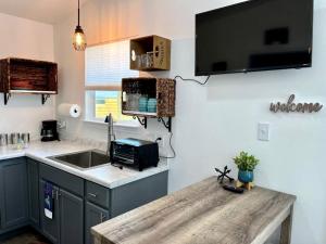 Kuchyň nebo kuchyňský kout v ubytování Guadalupe River Glamping, Ideal for a New Braunfels Getaway + 37 fotografií