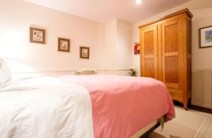 Stratton MountainにあるBed and Breakfast Nature Lodge with a Yoga Studio on Stratton Mountain, Vermontのベッドルーム1室(ベッド1台付)、木製のドア