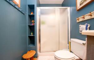 Stratton MountainにあるBed and Breakfast Nature Lodge with a Yoga Studio on Stratton Mountain, Vermontのシャワーとトイレ付きのバスルーム