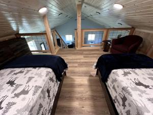 Postel nebo postele na pokoji v ubytování Charming Cabin with Panoramic Mountain Views near Pony in the Tobacco Root Foothills, Montana