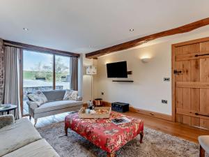 a living room with a couch and a tv at 3 Bed in Leominster 50513 in Pencombe