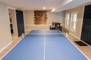 un salon avec une table de ping-pong dans l'établissement Stunning Modern Lakehouse with Private Boat Dock in Norwood, North Carolina, à Norwood 54 autres photos