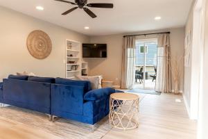 TV a/nebo společenská místnost v ubytování Stunning Modern Lakehouse with Private Boat Dock in Norwood, North Carolina