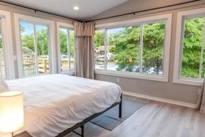 Postel nebo postele na pokoji v ubytování Stunning Modern Lakehouse with Private Boat Dock in Norwood, North Carolina