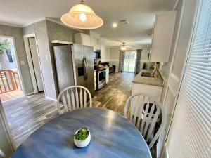 O bucătărie sau chicinetă la Gorgeous Cottage Close to Fantastic Hiking Trails in Dunnellon, Florida