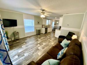 Μια τηλεόραση ή/και κέντρο ψυχαγωγίας στο Gorgeous Cottage Close to Fantastic Hiking Trails in Dunnellon, Florida +45 φωτογραφίες