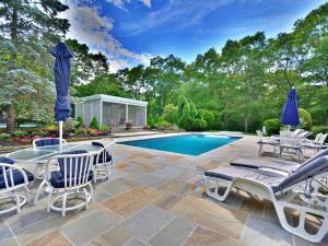 Kolam renang di atau dekat dengan Incredible Villa Rental with a Hot Tub, a Swimming Pool, and Tennis Courts in the Hamptons, New York