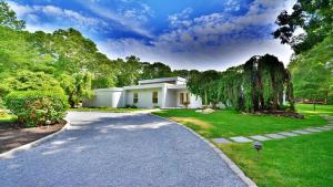 Taman di luar Incredible Villa Rental with a Hot Tub, a Swimming Pool, and Tennis Courts in the Hamptons, New York
