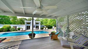 Kolam renang di atau dekat dengan Incredible Villa Rental with a Hot Tub, a Swimming Pool, and Tennis Courts in the Hamptons, New York