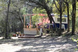 En have udenfor Texas Hill Country Vintage Caravan Glamping