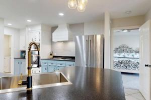 Η κουζίνα ή μικρή κουζίνα στο Spacious 4-Bedroom Home with Game Room Near Texas A&M in College Station, Texas +59 φωτογραφίες