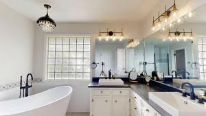 Ένα μπάνιο στο Spacious 4-Bedroom Home with Game Room Near Texas A&M in College Station, Texas