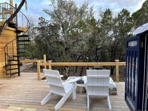 Balkón nebo terasa v ubytování Peaceful Romantic Yurt with Hot Tub in Wimberley, Texas