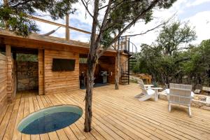 Bazén v ubytování Peaceful Romantic Yurt with Hot Tub in Wimberley, Texas nebo v jeho okolí