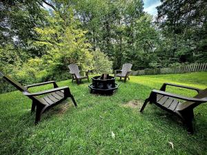 Κήπος έξω από το Amazing Cabin with Stunning Forest Sights in Chattanooga, Tennessee