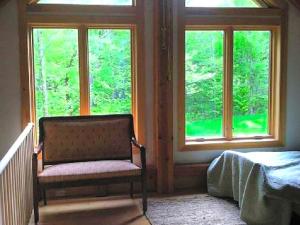 Ένα ή περισσότερα κρεβάτια σε δωμάτιο στο Beautiful Two-Bedroom Cabin Rental Set in the Forests of the Berkshires, Massachusetts