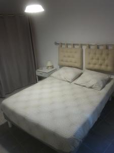 リル・シュル・ラ・ソルギュにあるColombeのベッドルーム(ランプ付きの白い大型ベッド1台付)