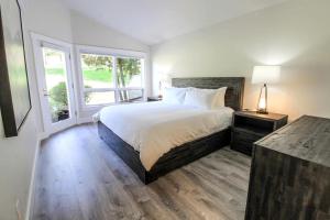 Ένα ή περισσότερα κρεβάτια σε δωμάτιο στο Wonderful Vacation Rental by Golf Course in Columbia Falls, Montana