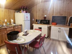 Kuchyň nebo kuchyňský kout v ubytování Private Pet-Friendly Cabins with Fire Pit for Nature Escapes in Clear Spring, Maryland, for Memorable Family Glamping Trips