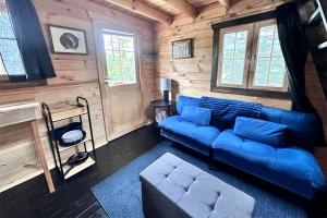 Χώρος καθιστικού στο Solar Powered Lakefront Twin Tiny Houses in Cantwell Alaska, Perfect for a Group Getaway to Denali National Park