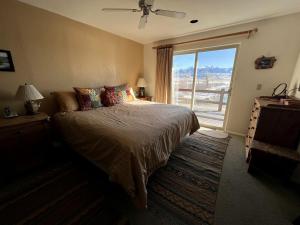 Ένα ή περισσότερα κρεβάτια σε δωμάτιο στο Charming Riverside Vacation Rental with Scenic Mountain Views near Ennis, Montana