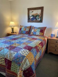 Ένα ή περισσότερα κρεβάτια σε δωμάτιο στο Charming Riverside Vacation Rental with Scenic Mountain Views near Ennis, Montana