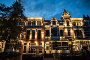 Un gran edificio con luces por la noche. en Hotel Blue Inspired by Manna - Quality Lodgings, en Nijmegen