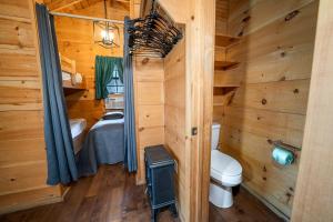 Koupelna v ubytování Nature Lovers Cabin with Spectacular Views of the Great Smoky Mountains, Tennesse + 4 fotografie